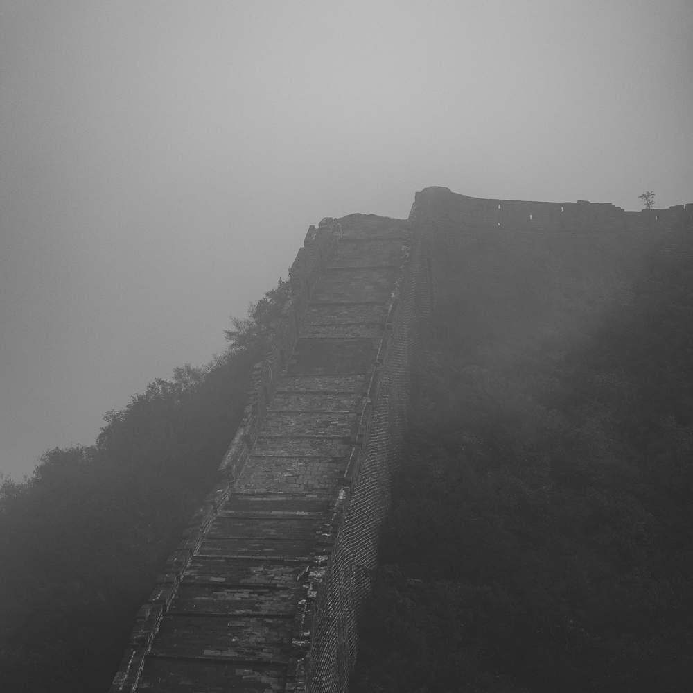 雾气中的长城石阶